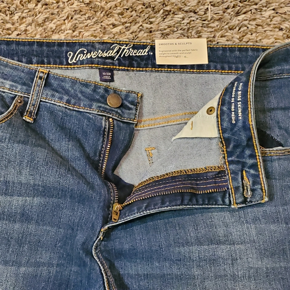 Mid-rise skinny jeans